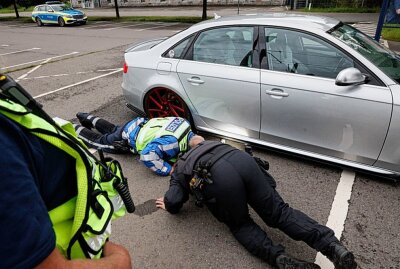 Großangelegte Polizeikontrolle bei Tuningtreffen in Pfaffenhain - Großangelegte Polizeikontrolle bei Tuningtreffen in Pfaffenhain. Foto: ChemPic