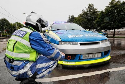 Großangelegte Polizeikontrolle bei Tuningtreffen in Pfaffenhain - Großangelegte Polizeikontrolle bei Tuningtreffen in Pfaffenhain. Foto: ChemPic