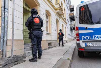 Großaufgebot der Polizei in Freiberg: Eine Person verhaftet - Laut Erstinformationen wurde eine männliche Person festgenommen. Foto: Marcel Schlenkrich