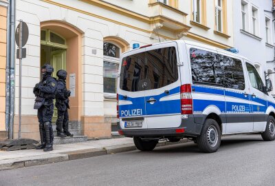 Großaufgebot der Polizei in Freiberg: Eine Person verhaftet - Die Häuser Hornstraße , Goethestraße und Am Bebelplatz wurden durchsucht. Foto: Marcel Schlenkrich