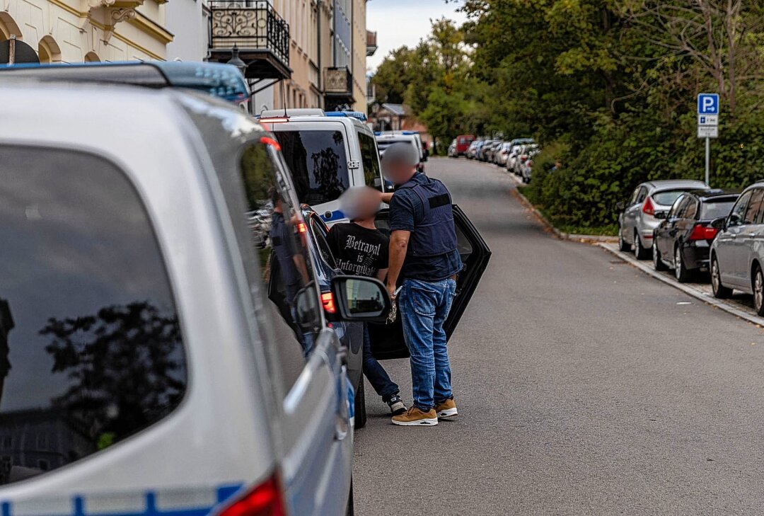 Großaufgebot der Polizei in Freiberg: Eine Person verhaftet - Die Ermittlungen der Polizei dauern an. Foto: Marcel Schlenkrich