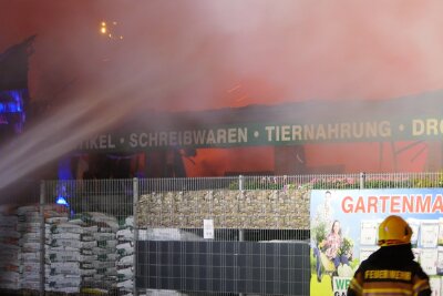 Großbrand: Baumarkt steht vollständig in Flammen - Der Brand sorgte für einen Totalverlust an der Gebäudestruktur und kann vermutlich nicht mehr gerettet werden. Foto: Sören Müller