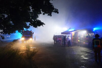 Großbrand: Baumarkt steht vollständig in Flammen - Weitere Feuerwehrkräfte aus Bornaer Ortschaften, Geithain und Breitlingen unterstützen bei der Brandlöschung. Foto: Sören Müller