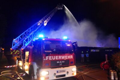 Großbrand: Baumarkt steht vollständig in Flammen - Weitere Feuerwehrkräfte aus Bornaer Ortschaften, Geithain und Breitlingen unterstützen bei der Brandlöschung. Foto: Sören Müller