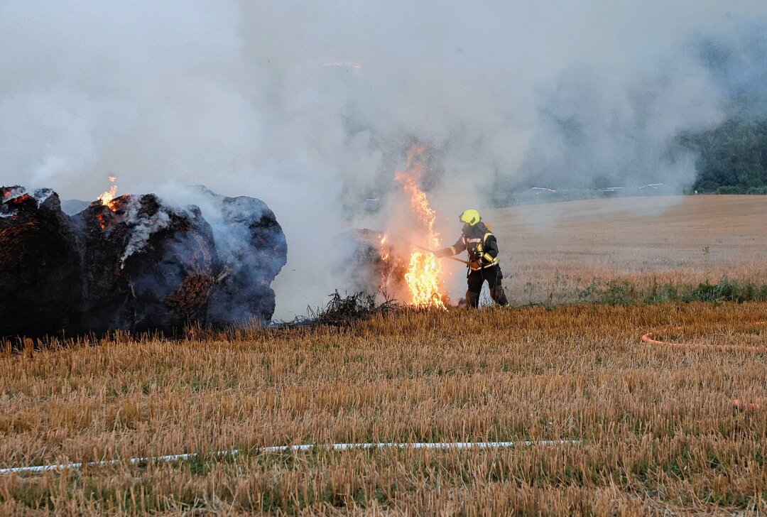 Großbrand bei Zschopau: Löscharbeiten dauern an - Gegen 19.30 Uhr am Donnerstagabend wurden sämtliche Feuerwehren in der Region nach Gornau gerufen. Foto: Jan Härtel