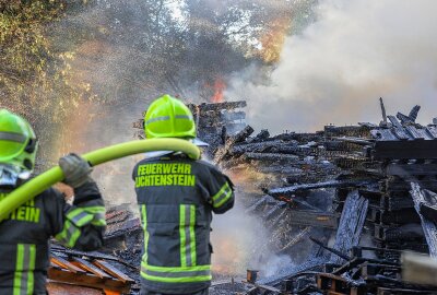 Großbrand bei Zwickau: Flammen breiten sich schnell aus - Am Samstagabend gegen 19.25 Uhr kam es zu einem größeren Feuer auf einem Gelände an der Achatstraße in St. Egidien. Foto: Andreas Kretschel