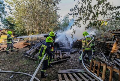 Großbrand bei Zwickau: Flammen breiten sich schnell aus - Am Samstagabend gegen 19.25 Uhr kam es zu einem größeren Feuer auf einem Gelände an der Achatstraße in St. Egidien. Foto: Andreas Kretschel