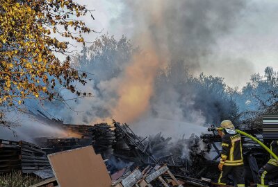 Großbrand bei Zwickau: Flammen breiten sich schnell aus - Die Rauchsäule war kilometerweit zu sehen. Foto: Andreas Kretschel