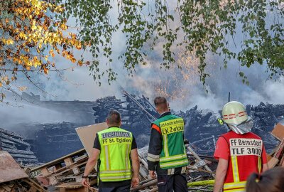 Großbrand bei Zwickau: Flammen breiten sich schnell aus - Etwa 50 Feuerwehrleute mit 10 Fahrzeugen waren im Einsatz. Foto: Andreas Kretschel