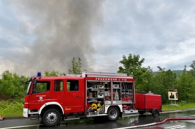 Bei einem Großbrand in Aue sind mehrere Feuerwehren im Einsatz. Foto: Daniel Unger