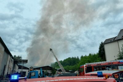 Bei einem Großbrand in Aue sind mehrere Feuerwehren im Einsatz. Foto: Daniel Unger