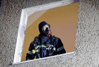 Großbrand in Chemnitzer Hochhaus - Insgesamt wurden sechs Bewohner des betroffenen Stockwerks evakuiert, während die übrigen Bewohner vorübergehend in ihren Wohnungen verbleiben konnten. Foto: Harry Härtel