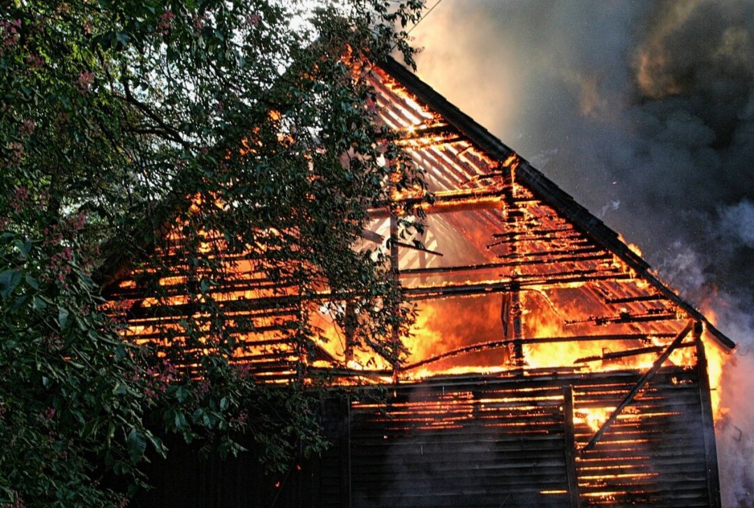 Großbrand in Groß Radisch: Landwirtschaftliche Maschine löst Flammeninferno aus - Feuerwehr und Polizei wurden am Samstagabend gegen 21 Uhr  nach Groß Radisch gerufen. Foto: pixabay/Beeki