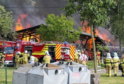 Großbrand in Roda bei Grimma: Werkstattunterstand brennt vollständig nieder - Rauchschwaden über Grimma-Roda: Die Einsatzkräfte bekämpfen das Feuer, dessen Ursache noch unklar ist. Foto: Sören Müller