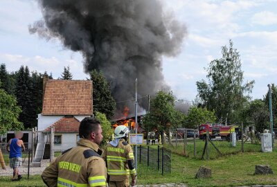 Großbrand in Roda bei Grimma: Werkstattunterstand brennt vollständig nieder - Rauchschwaden über Grimma-Roda: Die Einsatzkräfte bekämpfen das Feuer, dessen Ursache noch unklar ist. Foto: Sören Müller