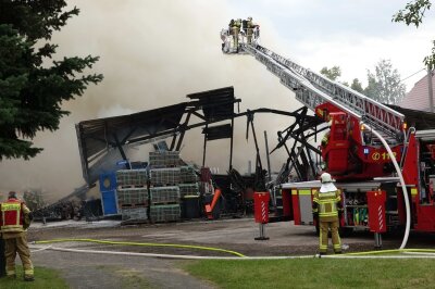 Rauchschwaden über Grimma-Roda: Die Einsatzkräfte bekämpfen das Feuer. Foto: xcitepress