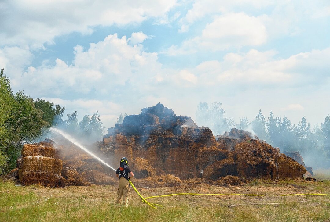 Großbrand in Rositz bei Altenburg: 1.000 Strohballen in Flammen - In Rositz bei Altenburg ist ein Großbrand ausgebrochen. Foto: Christian Grube