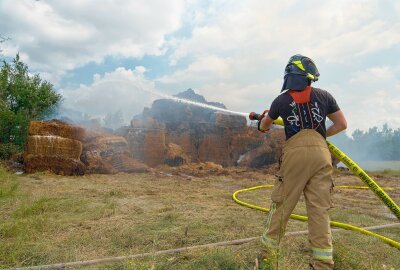 Großbrand in Rositz bei Altenburg: 1.000 Strohballen in Flammen - In Rositz bei Altenburg ist ein Großbrand ausgebrochen. Foto: Christian Grube