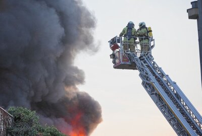 Großbrand in Wäschereibetrieb: Giftige Rauchwolke über Dresden - Auf der Ruhegelder Straße ist am Abend ein Feuer ausgebrochen, ein Großaufgebot von Einsatzkräften war vor Ort. Foto: xcitepress