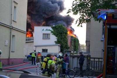 Großbrand in Wäschereibetrieb: Giftige Rauchwolke über Dresden - Auf der Ruhegelder Straße ist am Abend ein Feuer ausgebrochen, ein Großaufgebot von Einsatzkräften war vor Ort. Foto: xcitepress