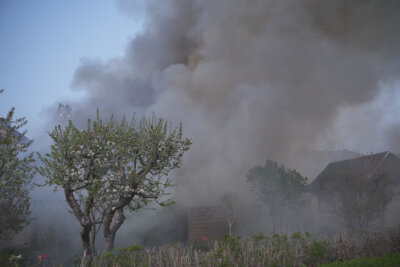 Großbrand in Wäschereibetrieb: Giftige Rauchwolke über Dresden - Auf der Ruhegelder Straße ist am Abend ein Feuer ausgebrochen, ein Großaufgebot von Einsatzkräften war vor Ort. Foto: xcitepress