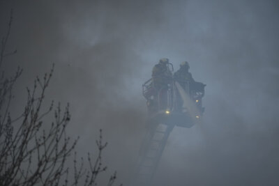 Großbrand in Wäschereibetrieb: Giftige Rauchwolke über Dresden - Auf der Ruhegelder Straße ist am Abend ein Feuer ausgebrochen, ein Großaufgebot von Einsatzkräften war vor Ort. Foto: xcitepress