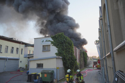 Großbrand in Wäschereibetrieb: Giftige Rauchwolke über Dresden - Auf der Ruhegelder Straße ist am Abend ein Feuer ausgebrochen, ein Großaufgebot von Einsatzkräften war vor Ort. Foto: xcitepress