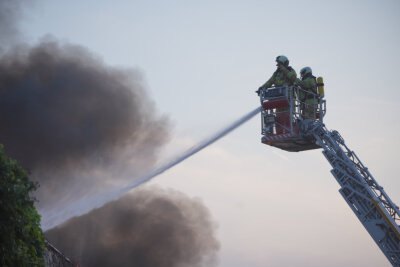 Großbrand in Wäschereibetrieb: Giftige Rauchwolke über Dresden - Auf der Ruhegelder Straße ist am Abend ein Feuer ausgebrochen, ein Großaufgebot von Einsatzkräften war vor Ort. Foto: xcitepress