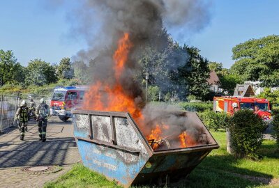 Großbrand nahe Schwimmhalle: Müllcontainer in Hohenstein-Ernstthal in Flammen - Gegen 16.45 Uhr brach am heutigen Nachmittag in der Nähe der Schwimmhalle von Hohenstein-Ernstthal ein Großbrand aus. Foto:Andreas Kretschel