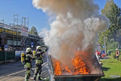 Großbrand nahe Schwimmhalle: Müllcontainer in Hohenstein-Ernstthal in Flammen - Gegen 16.45 Uhr brach am heutigen Nachmittag in der Nähe der Schwimmhalle von Hohenstein-Ernstthal ein Großbrand aus. Foto:Andreas Kretschel