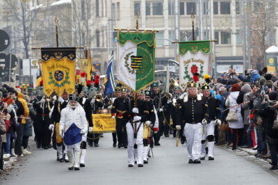 Große Bergparade 2024 in Chemnitz: Ein Highlight der Vorweihnachtszeit - Ab 14 Uhr versammeln sich rund 940 Teilnehmer, darunter 580 in traditionellen Uniformen gekleidete Mitglieder der Bergbruderschaften, um die tief verwurzelte Bergbautradition Sachsens zu zelebrieren.