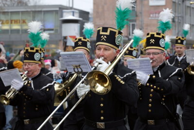 Große Bergparade 2024 in Chemnitz: Ein Highlight der Vorweihnachtszeit - ie Parade bietet eine einmalige Gelegenheit, die Vielfalt der erzgebirgischen Kultur hautnah zu erleben - von der beeindruckenden Marschformation bis hin zu den traditionellen Instrumenten und Bergmannsliedern, die für eine besinnliche Atmosphäre sorgen. 