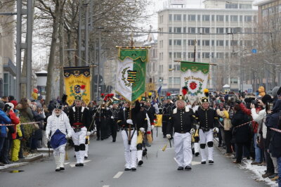 Große Bergparade 2024 in Chemnitz: Ein Highlight der Vorweihnachtszeit - Die Große Bergparade reiht sich in eine lange Tradition weihnachtlicher Bergparaden ein, die im Erzgebirge seit Jahrhunderten als fester Bestandteil der Adventszeit gefeiert werden.