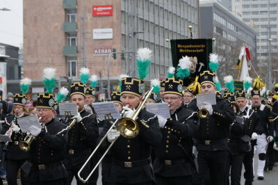 Große Bergparade 2024 in Chemnitz: Ein Highlight der Vorweihnachtszeit - Viele der Uniformen, Instrumente und Fahnen, die bei der Parade gezeigt werden, sind mit jahrhundertealten Symbolen des Bergbaus versehen und tragen dazu bei, die Geschichte der Region lebendig zu halten.