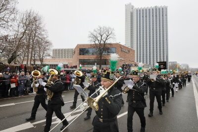 Große Bergparade 2024 in Chemnitz: Ein Highlight der Vorweihnachtszeit - Die Chemnitzer Innenstadt verwandelt sich dabei in eine festliche Bühne, die Zuschauer aus der gesamten Region anzieht. 