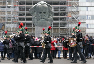 Große Bergparade 2024 in Chemnitz: Ein Highlight der Vorweihnachtszeit - Lebendiges Kulturerbe: Die Große Bergparade in Chemnitz feiert die Bergbautradition.