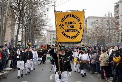 Große Bergparade 2024 in Chemnitz: Ein Highlight der Vorweihnachtszeit - Diese Paraden bieten nicht nur spektakuläre Bilder, sondern auch Einblicke in die traditionelle Handwerkskunst und die Verbundenheit der Region mit dem Bergbau.