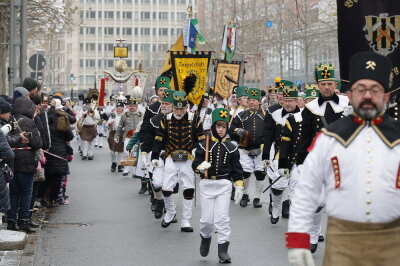 Große Bergparade 2024 in Chemnitz: Ein Highlight der Vorweihnachtszeit - Viele der Uniformen, Instrumente und Fahnen, die bei der Parade gezeigt werden, sind mit jahrhundertealten Symbolen des Bergbaus versehen und tragen dazu bei, die Geschichte der Region lebendig zu halten.