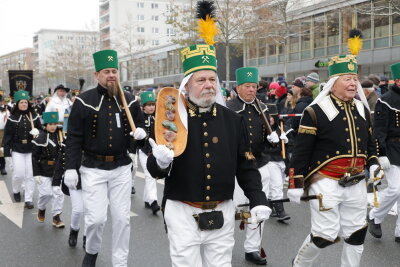 Große Bergparade 2024 in Chemnitz: Ein Highlight der Vorweihnachtszeit - Bergparade Chemnitz 2024: Ein Fest der erzgebirgischen Tradition.