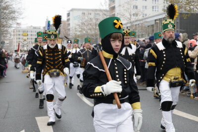 Große Bergparade 2024 in Chemnitz: Ein Highlight der Vorweihnachtszeit - Diese Parade ist nicht nur ein Event, sondern eine lebendige Erinnerung an das historische Erbe des Bergbaus, das die Kultur und Identität der Region stark geprägt hat.