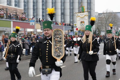 Große Bergparade 2024 in Chemnitz: Ein Highlight der Vorweihnachtszeit - Bergparade Chemnitz 2024: Ein Fest der erzgebirgischen Tradition.