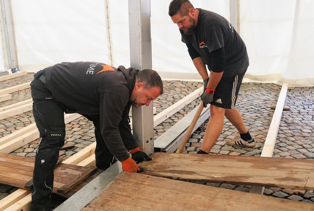 Große Fete startet: Ein Hauch von Bayern weht durch Oederan - Danny Kirchhoff (l.) und Dennis Silbermann packten beim Zelt-Aufbau kräftig mit an. Foto: Knut Berger