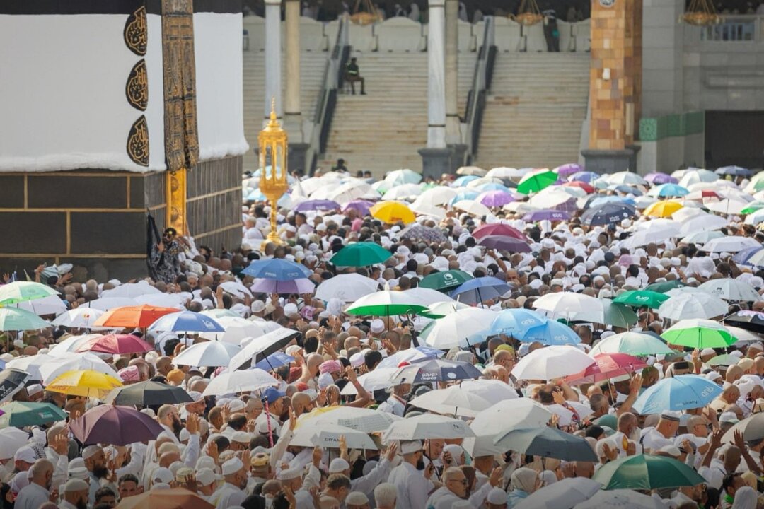 Große Hitze: Zahl der Todesopfer in Mekka steigt auf 64 - Muslimische Pilger umrunden die Kaaba  in der Großen Moschee während der Hadsch.