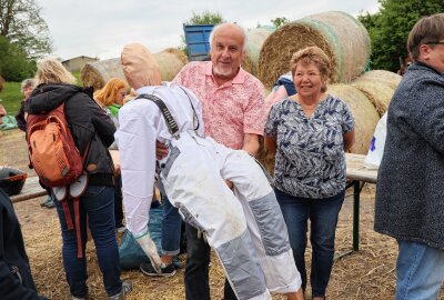 Große Jubiläumsfete: In Ebersdorf "tanzen" die Puppen - Ebersdorfer werden kreativ. Foto: Peggy Schellenberger