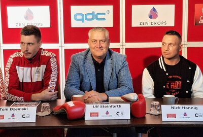 Große Kartennachfrage für SES-Boxnacht in Chemnitz - Promoter Ulf Steinforth aus Magdeburg (Mitte) freut sich auf den Box-Abend in Chemnitz. Tom Dzemski (l.) und Nick Hannig (r.) bestreiten den Hauptkampf. Foto: Knut Berger