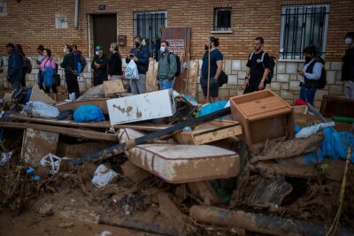 Große Not nach Flutdrama in Spanien - Hilfspaket geschnürt - Überall noch Müll, Möbel - und auch Ratten. (Foto aktuell)