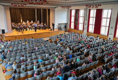 Große Pläne: Meeraner Stadthalle steht vor XXL-Sanierung - Für die Sanierung der Stadthalle in Meerane sollen auch Fördermittel des Freistaates fließen. Foto: Kretschel