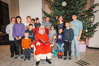 Große Unterstützung: Theaterbesucher helfen Jugendklub - Der Kinder- und Jugendclub "B-Plan" mit Daniel Pastewski als Weihnachtsmann. Foto: Theater Chemnitz