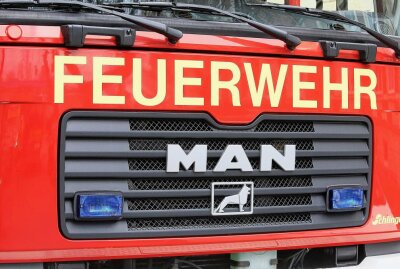 Großeinsatz der Feuerwehr in Mühlental: Scheune brennt komplett nieder - Feuerwehren aus Oelsnitz, Adorf, Schöneck und der Feuerwehrverband Mühlental kamen mit zirka 90 Einsatzkräften zum Einsatz. Symbolbild: Ralph Koehler/propicture