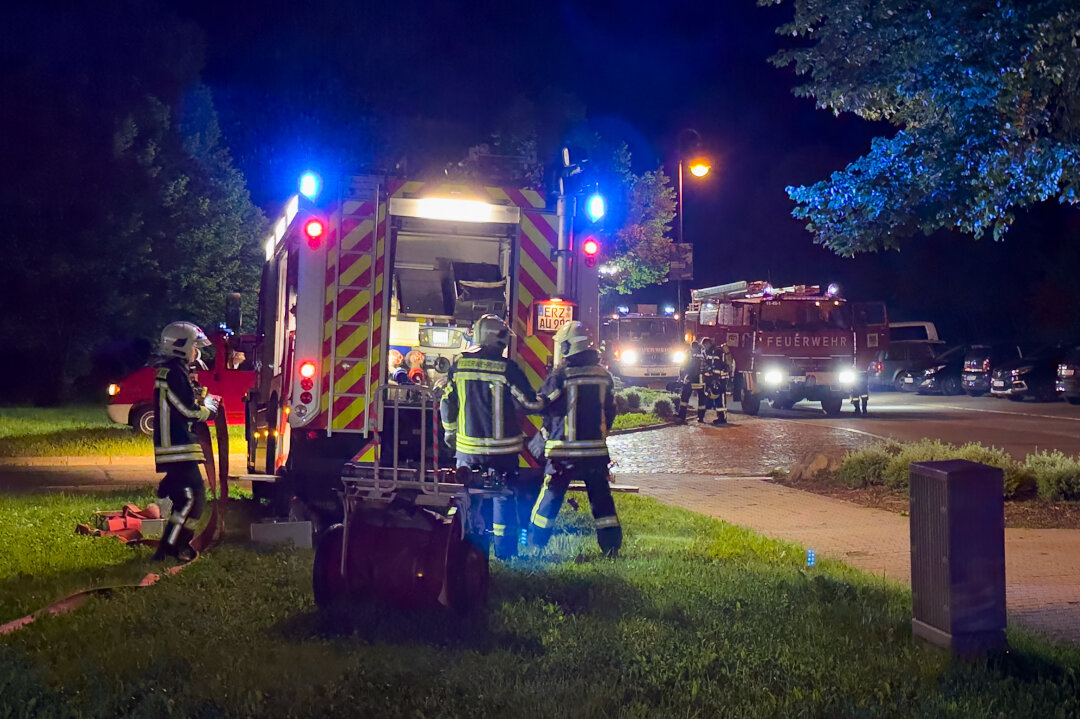 Großeinsatz der Feuerwehren in Lößnitz: Ermittlungen wegen schwerer Brandstiftung - Großeinsatz: Feuerwehren kämpfen gegen Brand in Schillerstraße.